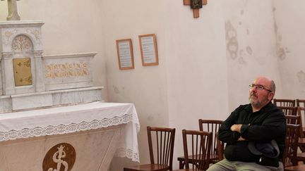 Le père Pierre Vignon dans son église de Saint-Martin-en-Vercors en août 2018. (JEAN-PIERRE CLATOT / AFP)