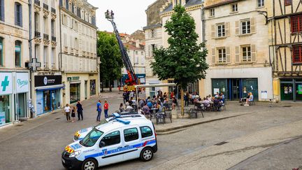 L'intervention des pompiers et de la police à Niort (Deux-Sèvres) après le séisme, le 16 juin 2023. (JABOUTIER / LA NOUVELLE REPUBLIQUE / MAXPPP)