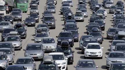 Des voitures sur l'autoroute A7 pr&egrave;s de Valence (Dr&ocirc;me), le 3 ao&ucirc;t 2013. (PHILIPPE DESMAZES / AFP)