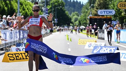 Le Pérou sur la carte ! Kimberly Garcia Leon a offert à son pays la première médaille de son histoire aux Mondiaux en remportant l'épreuve du 20 km marche vendredi soir. L'athlète de 28 ans a dominé la course avec un temps d'1h 26min 59s.