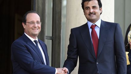 Le pr&eacute;sident Fran&ccedil;ois Hollande et l'&eacute;mir du Qatar, le Cheikh Tamim ben Hamad Al-Thani, &agrave; l'Elys&eacute;e, le 23 juin 2014. (ERIC FEFERBERG / AFP)