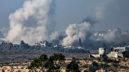 Un panache de fumée après une frappe israélienne dans la bande de Gaza, le 1er décembre 2023 à la frontière. (JOHN MACDOUGALL / AFP)