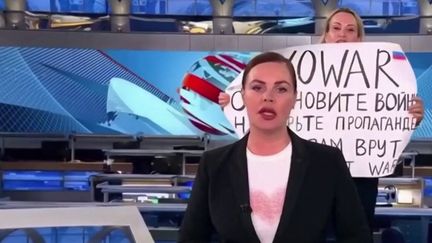 Guerre en Ukraine : une journaliste proteste contre la guerre en direct à la télévision russe