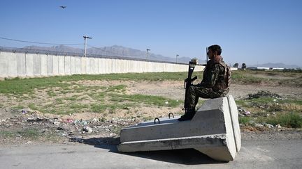 Un soldat de l'armée nationale afghane près de la base aérienne de Bagram (Afghanistan), le 1er juillet 2021.&nbsp; (WAKIL KOHSAR / AFP)