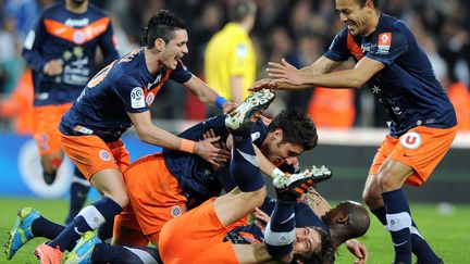 Le buteur de Montpellier Olivier Giroud (au centre) f&eacute;licit&eacute; par ses partenaires apr&egrave;s son but face &agrave; Saint-Etienne, en championnat, le 24 mars 2012. (PASCAL GUYOT / AFP)