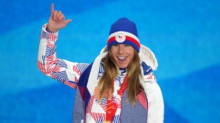 Ester&nbsp;Ledecka célèbre sa médaille d'or remportée en snowboard à Zhangjiakou lors des Jeux olympiques de Pékin, le 8 février (RAMIL SITDIKOV / SPUTNIK)