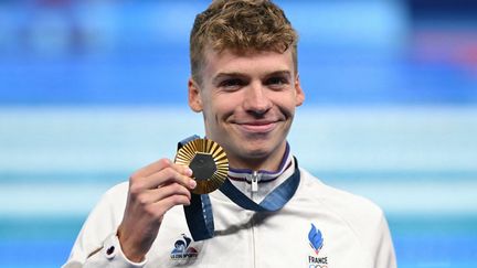 Léon Marchand champion olympique du 400 m quatre nages masculin lors des Jeux Olympiques de Paris 2024 à l'arène Paris La Défense à Nanterre, le 28 juillet 2024. (OLI SCARFF / AFP)