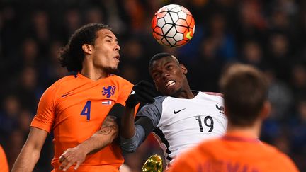 Le Français Paul Pogba, aux prises avec Virgil Van Djik, le 25 mars 2016 à Amsterdam (Pays-Bas). (FRANCK FIFE / AFP)