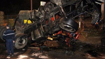 La collision d'un train et d'un camion a fait deux morts et 6 blessés graves le 12 octobre 2011. (THOMAS BREGARDIS / AFP)