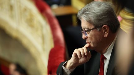 Jean-Luc Mélenchon sur un balcon de l'Assemblée nationale le jour du vote de la motion de censure le mercredi 4 décembre 2024. (LE PARISIEN / ARNAUD JOURNOIS / MAXPPP)