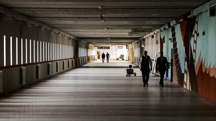 Des personnes dans la prison Bijlmer à Amsterdam (Pays-Bas), désormais transformée en centre pour réfugiés, le 13 juillet 2016. (REMKO DE WAAL / ANP / AFP)