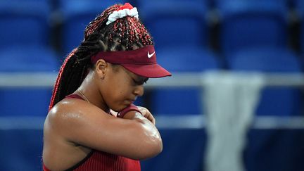 La numéro 2 mondiale, Naomi Osaka, a été éliminée dès les huitièmes de finale du tournoi olympique, mardi 27 juillet. (TIZIANA FABI / AFP)