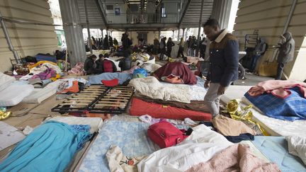 Le campement occupé par des migrants, sous le métro aérien Stalingrad, à Paris, le 23 mars 2016.&nbsp; (JOEL SAGET / AFP)