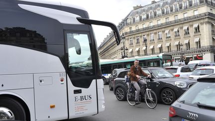 Un cycliste au milieu des voitures, à Paris. (SERGE ATTAL / ONLY FRANCE / AFP)