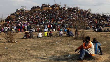 Des mineurs se rassemblent sur les lieux o&ugrave; 34 de leurs coll&egrave;gues ont &eacute;t&eacute; tu&eacute;s par la police, dans la mine d'extraction de platine de Marikana, &agrave; 100 km de Johannesbourg (Afrique du Sud), le 23 ao&ucirc;t 2012. (SIPHIWE SIBEKO / REUTERS)