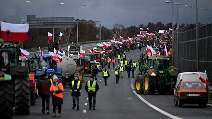 Des agriculteurs polonais et leurs tracteurs bloquent l'autoroute reliant Varsovie et Lublin pour dénoncer les importations ukrainiennes, le 20 février 2024. (SERGEI GAPON / AFP)