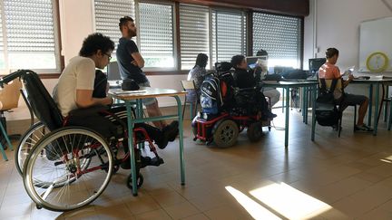 Des élèves handicapés dans une classe près de Lyon, le 1er septembre 2016. (PHILIPPE DESMAZES / AFP)