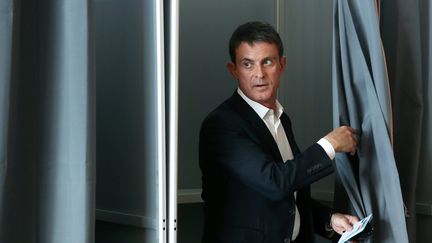 Manuel Valls sort de l'isoloir, le 11 juin 2017 à Evry (Essonne), lors du premier tour des élections législatives.&nbsp; (MAXPPP)