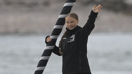 Greta Thunberg salue la foule lors de son départ de Plymouth (Royaume-Uni), le 14 août 2019. (BEN STANSALL / AFP)