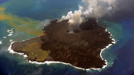 L'&icirc;lot volcanique, au large du Japon, le 23 juillet 2014. (JAPAN COAST GUARD / JAPAN COAST GUARD / AFP)