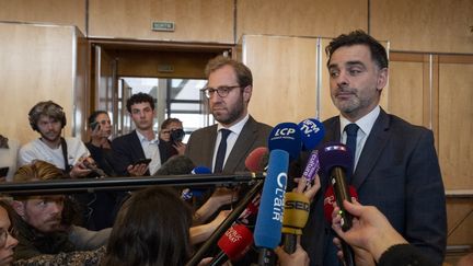 Laurent Saint-Martin et Antoine Armand, respectivement ministre du Budget et ministre de l'Economie, lors de la présentation du projet de loi de finances pour 2025, à Paris, le 10 octobre 2024. (SERGE TENANI / HANS LUCAS / AFP)