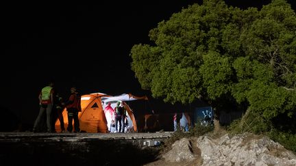 Les secouristes à leur camp de base de recherches, après la découverte du corps de Simon Gautier, à Belvedere di Ciolandrea, dans le sud de l'Italie le 18 août 2019.&nbsp;&nbsp; (ELIANO IMPERATO / AFP)