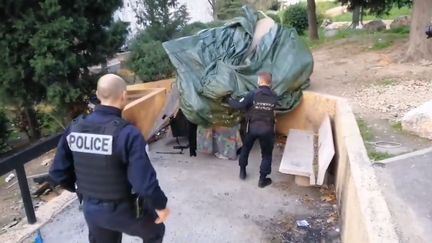 Capture d'écran d'une vidéo de la Police nationale 13 montrant le démantèlement d'une cabane&nbsp;"repère de dealer", le 18 décembre 2019 à Marseille. (POLICE NATIONALE 13)