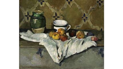 Cette nature morte a été peinte dans un des deux appartements que Cézanne a loués rue de l&#039;Ouest. Le papier peint est le même que dans le portrait de Madame Cézanne, réalisé au même endroit.
 (The Metropolitan Museum of Art, Dist. service presse Rmn-Grand Palais / Malcolm Varon)