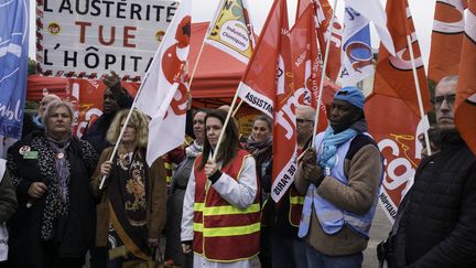 Des manifestants rassemblés à Paris, mardi 29 octobre, contre "l'austérité" qui "tue l'hôpital". (ERIC BRONCARD / HANS LUCAS via AFP)