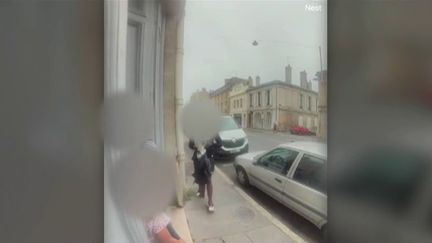 Lundi 19 juin, une grand-mère et sa petite fille ont été agressées par un SDF à Bordeaux, en Gironde. Le suspect qui présente des troubles psychiatriques a été interné, mardi. Il sera à nouveau interrogé quand son état le permettra. (FRANCEINFO)