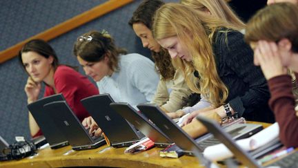 Des étudiants en plein cours à Bordeaux (Gironde). Photo d'illustration. (PATRICK BERNARD / AFP)