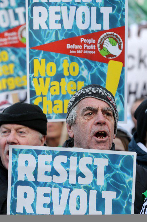 Les Irlandais ont défilé à Dublin, près de Leinster House sur Merrion Square, le 10 décembre 2014. Ils dénoncent la facturation de l'eau, jusque-là gratuite. (Cathal Noonan / Agence Anadolu)