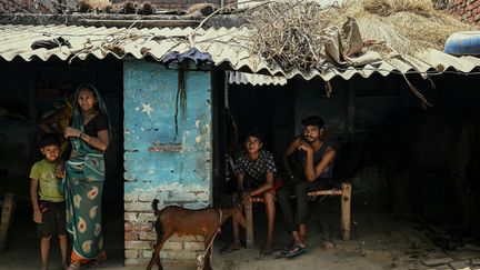 Des membres de la caste marginalisée des Dalits en Inde devant une maison du village d'Ayela, à la périphérie d'Agra, en mai 2024. (MONEY SHARMA / AFP)