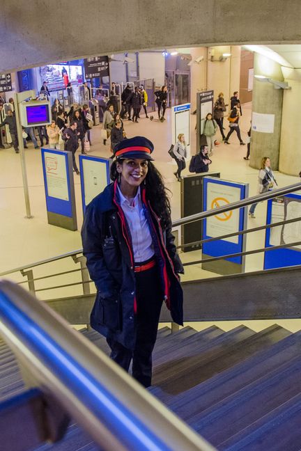 Charlotte Lempérière, agente commerciale à la SNCF, dans la gare de la Bibliothèque François-Mitterrand, à Paris, le 13 mars 2018. (YANN THOMPSON / FRANCEINFO)