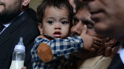 Mohammad Musa, le b&eacute;b&eacute; de neuf mois qui &eacute;tait accus&eacute; de tentative de meurtre, &agrave; Lahore (Pakistan), le 12 avril 2014. (ARIF ALI / AFP)