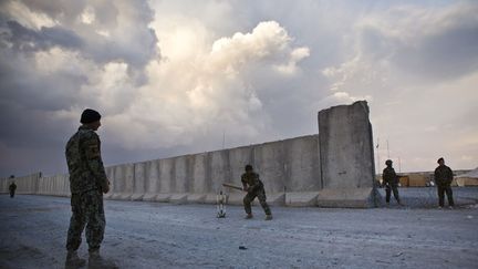 Des soldats afghans jouent au cricket dans la base militaire d'Azzizulah (Afghanistan), le 4 f&eacute;vrier 2013. (ANDREW BURTON / REUTERS)