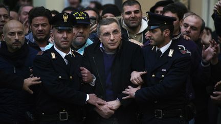 Michele Zagaria, chef du puissant clan Casalesi de la mafia napolitaine, escort&eacute; par des policiers &agrave; Castera, en Italie, apr&egrave;s son arrestation, le 7 d&eacute;cembre 2011. (ROBERTO SALOMONE / AFP)