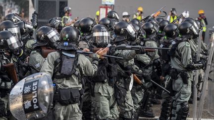 Des policiers tenant des fusils à pompe à Wong Tai Sin à Hong Kong, le 1er octobre 2019. (VERNON YUEN / NURPHOTO)