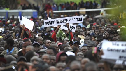 Une manifestation contre le président Robert Mugabe, le 18 novembre 2017, à Harare au Zimbabwe. (ZINYANGE AUNTONY / AFP)