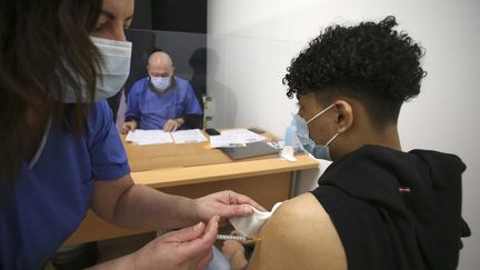 Un jeune de 18 ans reçoit une dose du vaccin Pfizer-BioNTech contre le Covid-19 au centre de vaccination de Baleone à Ajaccio&nbsp;(Corse), le 13 mai 2021. (PASCAL POCHARD-CASABIANCA / AFP)