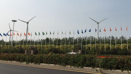 Des éoliennes en lisière de l'écocité de Tianjin (Chine) (RADIO FRANCE / DOMINIQUE ANDRÉ)