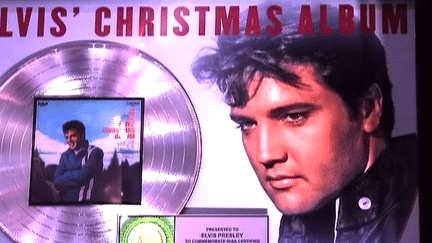 L'un des diques de platine du Elvis'Christmas Album
 (France2/culturebox)