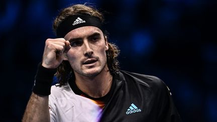 Stefanos Tsitsipas face à Daniil Medvedev lors de la phases de poules au Masters de Turin, le 16 novembre 2022. (MARCO BERTORELLO / AFP)