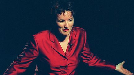 Anne Roumanoff sur scène à Clermont-Ferrand en 1999. (MAXPPP / BEP / LA MONTAGNE)