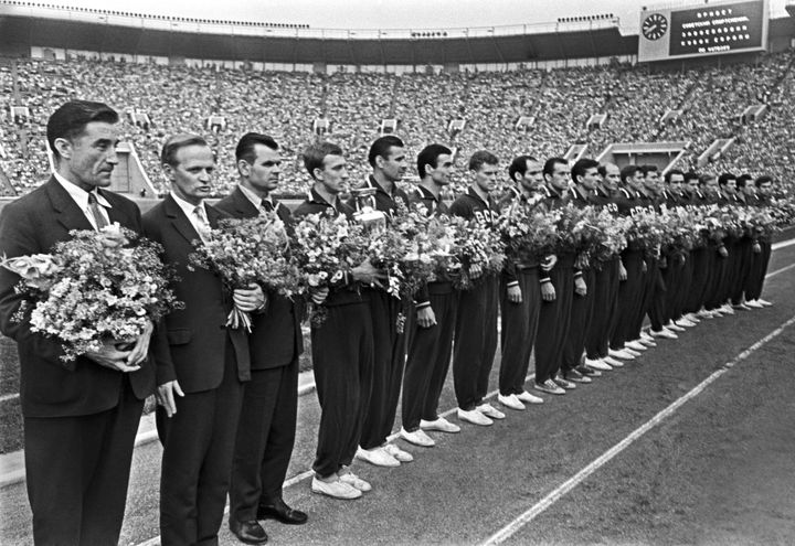 L'équipe d'URSS, vainqueur du premier Euro,&nbsp;est célébrée dans le stade Central Lénine (renommé aujourd'hui stade Loujniki), le 15 juillet 1960 (LEONID DORENSKIY / SPUTNIK)