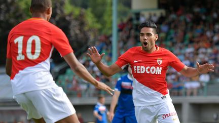 Kylian Mbappé (numéro 10, de dos) et Radamel Falcao se congratulent lors de la victoire de l'AS Monaco face à Stoke City (4-2) en match amical. (FABRICE COFFRINI / AFP)