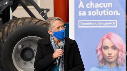 La ministre du Travail, de l'Emploi et de l'Insertion Elisabeth Broen, le 6 février 2021 à Chateaubourg&nbsp;(Ille-et-Vilaine), pour visiter l'entreprise Sulky-Burel. (JOEL LE GALL / MAXPPP)