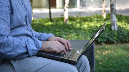 Un homme&nbsp; avec son ordinateur portable en plein télétravail.
 (JEAN-CHRISTOPHE BOURDILLAT / RADIO FRANCE)