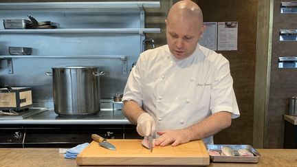 Dans son restaurant Ima, à Rennes, Julien Lemarié prépare ses plats devant les convives. (RF / BERNARD THOMASSON)