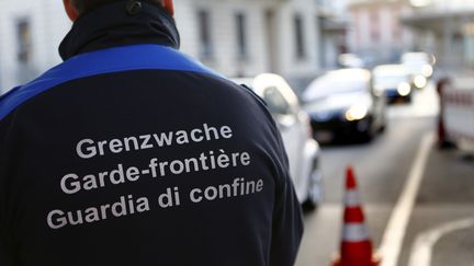 Un garde-frontière suisse, le 14 mars 2014 à Chiasso (Suisse). (DENIS BALIBOUSE / REUTERS)